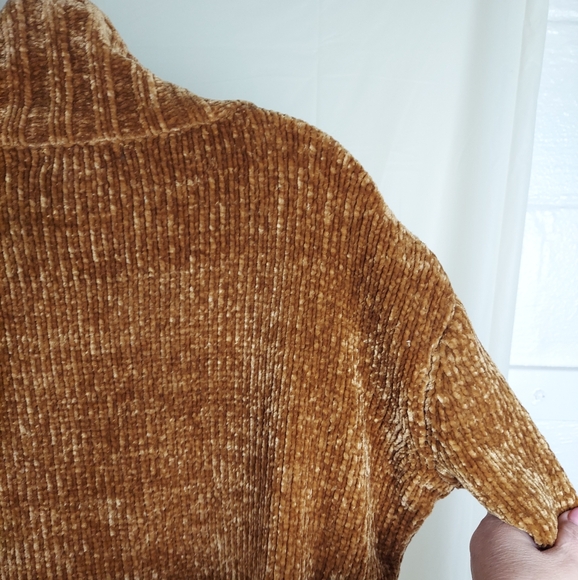 Small Boxy Cropped Sweater With Mock Neck by Chelsea and Theodore - Picture 7 of 11